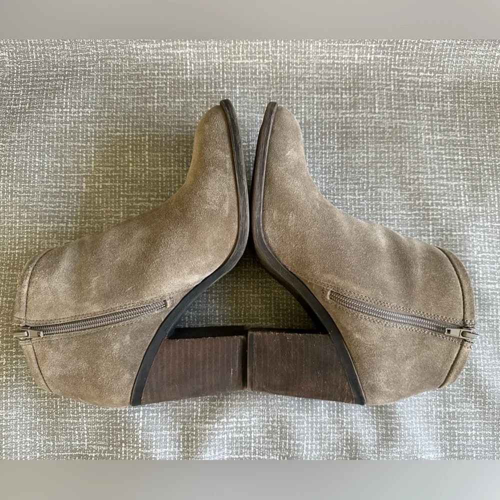 Lucky Brand Salza Taupe Suede Ankle Boots Booties Block Heel Back Zip Boho Sz 9M